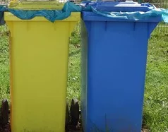 Żółty i niebieski pojemnik